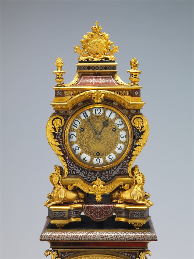 Podobnosti med razstavljenimi predmeti (na fotografiji je pozlačena ura iz leta 1690, ki jo pripisujejo Andréju Charlesu Boulleju) in Disneyjevimi stvaritvami se kažejo tako v humorju kot rokodelstvu in tehnološkem napredku svojega časa. FOTO: arhiv muzeja Met
