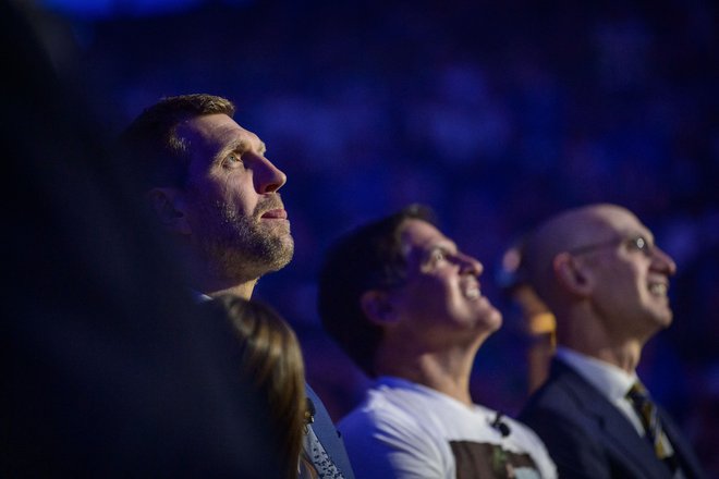Dirk Nowitzki (levo) med poslovilno slovesnostjo ob lastniku franšize Dallas Mavericks, Mark Cubanu (v sredini), in komisarju NBA Adamu Silverju. FOTO: Jerome Miron/USA Today Sports

