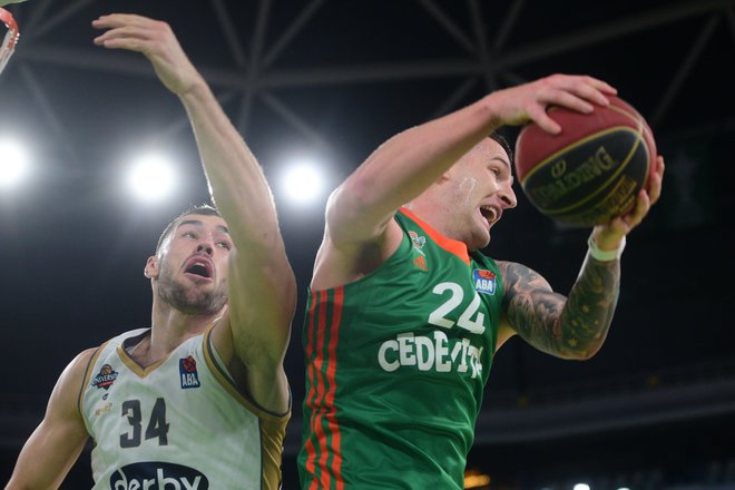 Alen Omić (z žogo) in soigralci v tem tednu ne bodo odigrali tekme v ligi ABA. FOTO: Aleš Fevžer/Cedevita Olimpija
