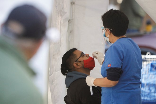 Zadnji teden je bil rekorden za virus. FOTO: Luis Cortes/Reuters
