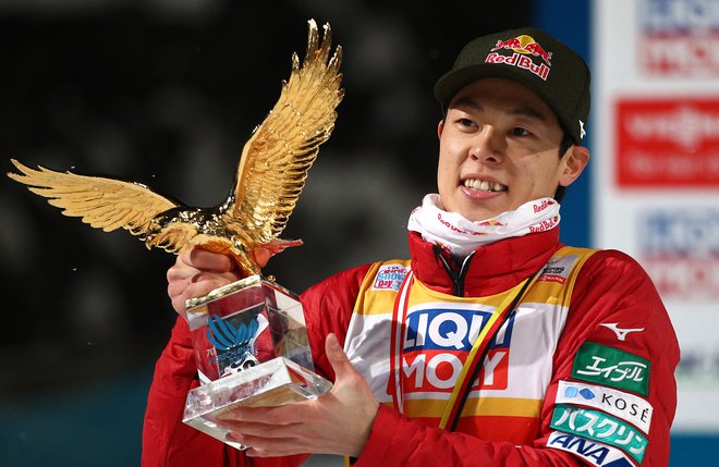 Rjoju Kobajaši se je nadvse razveselil drugega zlatega orla in dobrih 96 tisoč evrov denarne nagrade. FOTO: Lisi Niesner/Reuters
