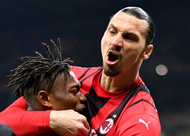 Zlatan Ibrahimović je podal in nato skočil v objem strelcu Rafaelu Leau. FOTO: Daniele Mascolo/Reuters
