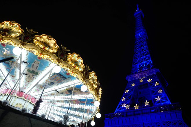 Ob začetku predsedovanja so Eifflov stolp osvetlili v evropskih barvah. Kar nekaj polemik pa je bilo zaradi evropske zastave pod Slavolokom zmage, ki je ujezila francosko desnico. FOTO: Ludovic Marin/AFP
