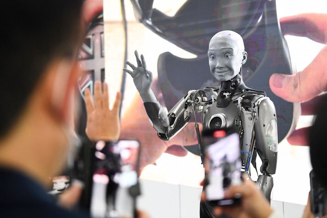 Prihodnost bo v fizičnem svetu vse bolj vključevala robote, poslovni procesi pa bodo uporabljali tudi umetno inteligenco. FOTO: Patrick T. Fallon/AFP
