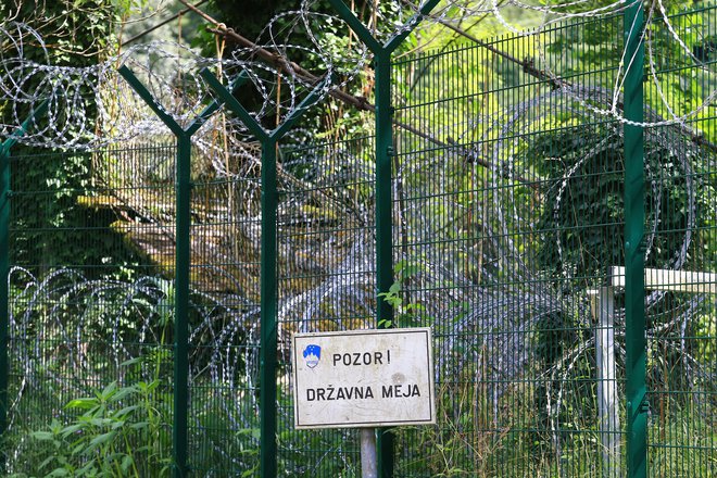 Nismo se zavedeli, kdo je v kletki, ko so nas zamejili s kilometri rezilne žice. Foto Tomi Lombar/Delo
