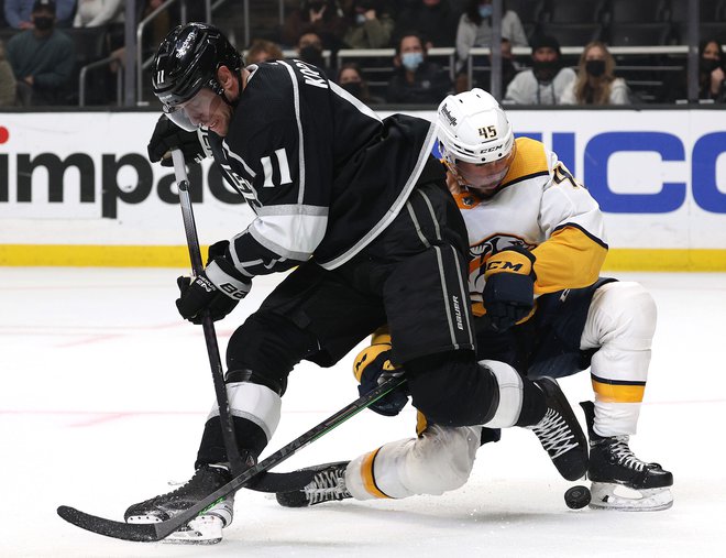 Anže Kopitar in njegovi kralji iz Los Angelesa so imeli v Alexandru Carrieru in drugih plenilcih iz Nashvilla premočne tekmece. FOTO: Harry How/AFP
