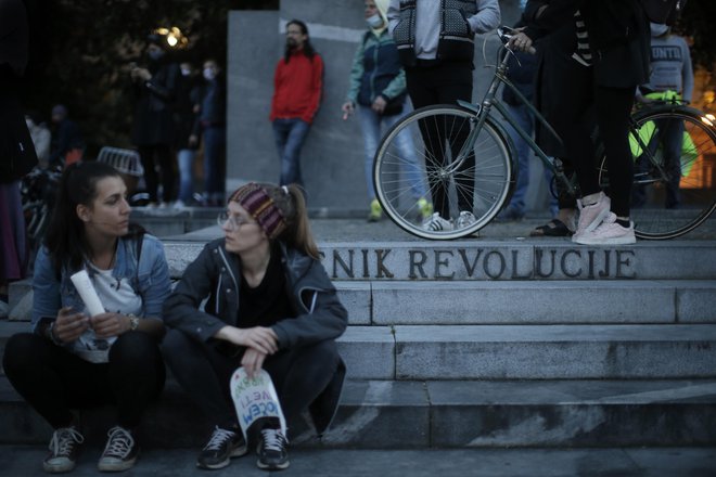 Ob otvoritvi leta 1975 naj bi se na Trg revolucije zgrnilo 140.000 ljudi. FOTO: Jure Eržen
