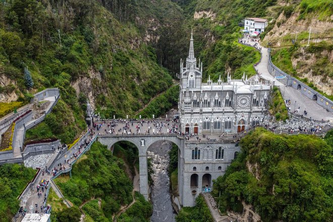 Pogled na baziliko kolumbijskega narodnega svetišča Matere Božje Las Lajas. Katoliška cerkev je bila zgrajena leta 1754 in od takrat večkrat obnovljena. Nahaja se ob reki Guáitara. Bazilika stoji na mestu, kjer se je po legendi Devica Marija prikazala domačinki in njeni gluhonemi hčerki, ki je slednjo pozdravila in po njeni smrti čudežno oživila. Foto: Joaquin Sarmiento/Afp
