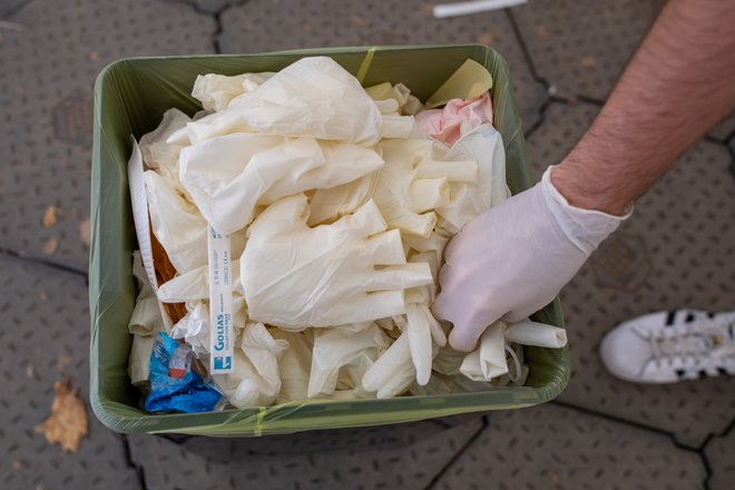 Splača se nam spremeniti nekatere vsakdanje običaje in navade, pozdravljanje, izražanje naklonjenosti, oprijemanje vsega mogočega in še kaj. FOTO: Voranc Vogel/Delo
