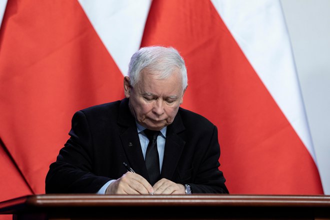 Kaczyński, ki naj bi bil najvplivnejši politik na Poljskem, je v intervjuju &ndash; ta bo v celoti objavljen v ponedeljkovi izdaji tednika Sieci, a je dele pogovora že danes objavil novičarski portal wPolityce.pl &ndash; priznal nakup Pegasusa. FOTO:&nbsp;Agencja Gazeta/Reuters
