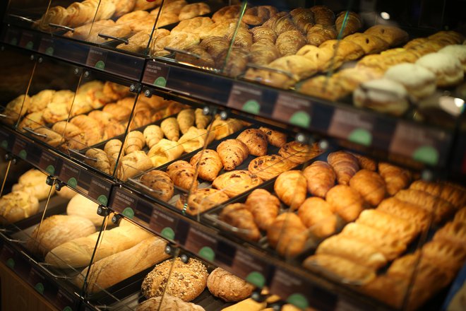 Vsebujejo ga lahko vnaprej pripravljeni pekovski izdelki, kot so francoski rogljički. FOTO: Jure Eržen/Delo
