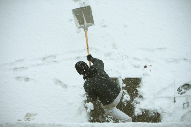 Moškemu je postalo slabo med kidanjem snega pred hišo. Fotografija je simbolična. FOTO: Jure Eržen/Delo
