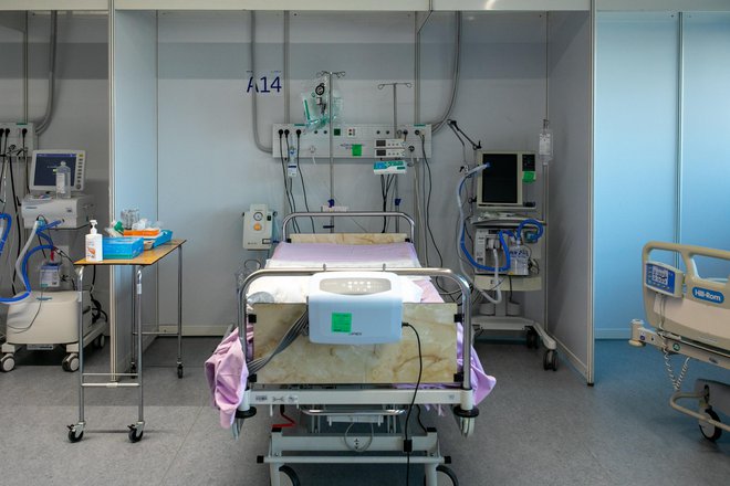 Po zadnjih podatkih je na oddelkih za covid v ljubljanskem Kliničnem centru krepko čez devetdeset odstotkov hospitaliziranih necepljenih. FOTO: Voranc Vogel/Delo
