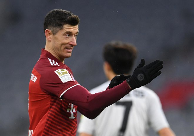 Če si kdo zasluži naziv nogometaša leta Mednarodne nogometne zveze, je to Robert Lewandowski. FOTO: Andreas Gebert/Reuters
