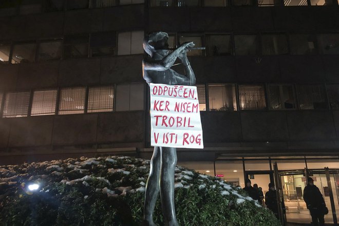 Petkovi protivladni protesti pred RTV Slovenija. FOTO: Jure Eržen/Delo
