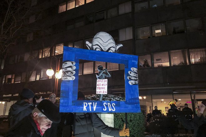 Petkovi protivladni protesti pred RTV Slovenija. FOTO: Jure Eržen/Delo
