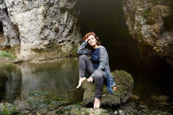 &raquo;S temeljno življenjsko silo smo naredili zelo podobno kot z rekami. Te so kri, žile Zemlje, mi pa smo jih zajezili, regulirali in onesnažili,&laquo; pravi Špela Kaplja. FOTO: Martina Zaletel
