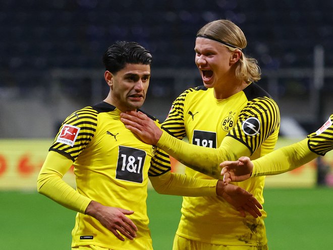 Mahmoud Dahoud (levo) je prinesel zmago Borussii iz Dortmunda, levo Erling Braut Haaland. FOTO: Kai Pfaffenbach/Reuters
