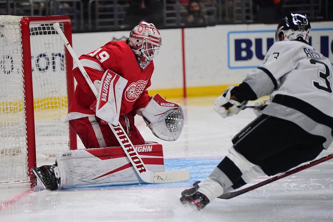 Alex Nedeljković&nbsp;ustavlja napad z levega krila Viktorja Arvidssona&nbsp;v dvorani, ki so jo v zaključku lanskega leta preimenovali v Crypto.com Areno. FOTO: Gary A. Vasquez/USA TODAY Sports
