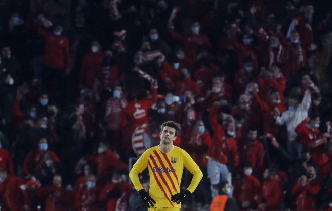 Po izključitvi vezista Gavija je Barcelona s Piquejem (na fotografiji) prejela izenačujoči gol v Granadi. FOTO: Jon Nazca/Reuters
