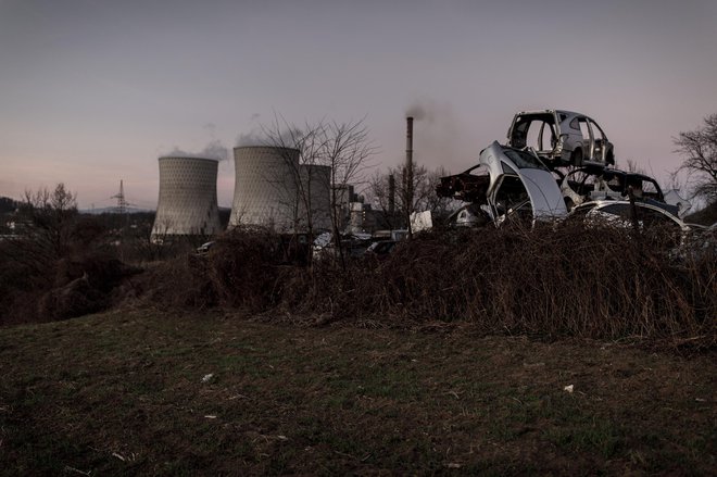 Čeprav je stara in iztrošena, je termoelektrarna Tuzla največja v Bosni in Hercegovini, ki pa je največja izvoznica električne energije na Zahodnem Balkanu. Državi se s prehodom na obnovljive vire ne mudi pretirano, ker je od premoga odvisnih na tisoče delovnih mest. FOTO: Voranc Vogel/Delo
