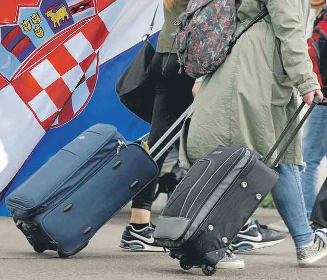 Izseljevanje iz Hrvaške se je okrepilo po vstopu države v Evropsko unijo sredi leta 2013. Po nekaterih podatkih je od takrat na tuje odšlo približno 370.000 ljudi. FOTO: Cropix
