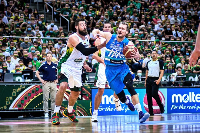 Zoran Dragić (z žogo) je bil eden od motorjev slovenske reprezentance tudi v lanskih olimpijskih kvalifikacijah v Kaunasu. FOTO: FIBA
