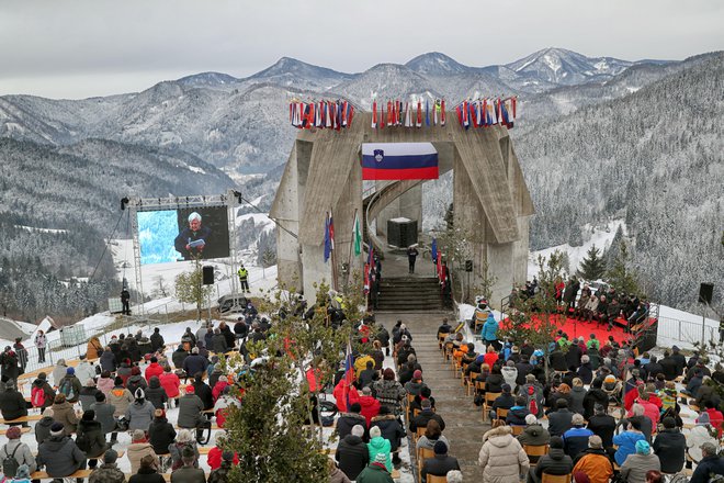 Glavni govorec v Dražgošah je bil Milan Kučan, prvi predsednik Republike Slovenije. FOTO: Blaž Samec/Delo
