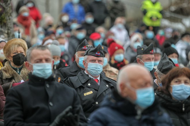 Tokratno proslavo v Dražgošah, ki je počastila 80. obletnico bitke, so zaznamovali epidemiološki ukrepi. FOTO: Blaž Samec/Delo
