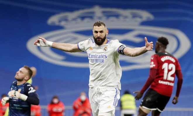 Karim Benzema je s prvim od dveh golov v mreži Valencie proslavil lep osebni jubilej. FOTO: Susana Vera/Reuters
