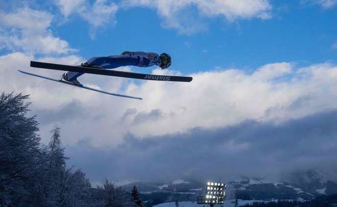 Novoletna turneja in podaljšan zaključek v Bischofshofnu sta veliko novih izkušenj prienesla tudi Lovru Kosu, ki je močno zaostril konkurenco v slovenski reprezentanci. FOTO: Georg Hochmuth/AFP
