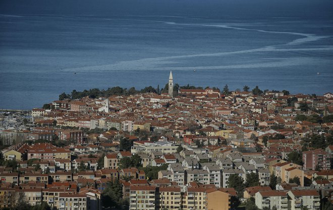 Občani Izole so včeraj glasovali o uveljavitvi občinskega prostorskega načrta, ki predstavlja krovni prostorski dokument občine. FOTO: Blaž Samec /Delo
