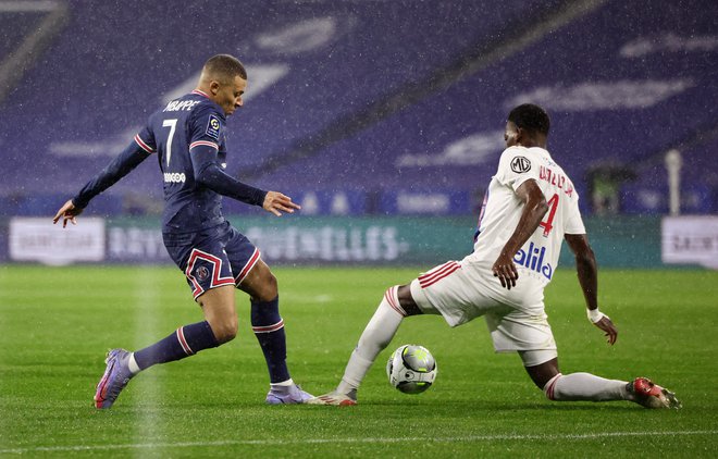 Kylian Mbappe (levo) je bil v napadu PSG bolj ali manj nemočen na gostovanju v Lyonu. FOTO: Sarah Meyssonnier/Reuters
