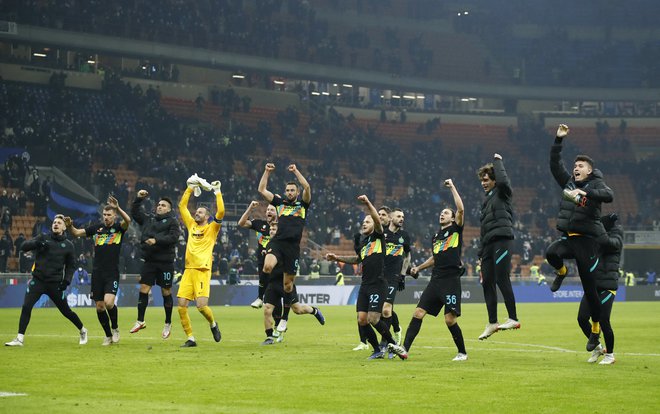 Takole so Samir Handanović (v rumenem) in soigralci pri Interju pozdravili navijače po zmagi nad Laziem. FOTO: Alessandro Garofalo/Reuters
