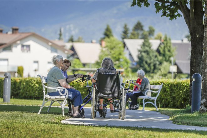 Junija 2020 je bilo življenje v domovih za starejše malo lažje kot v spomladanskem prvem valu epidemije. Foto Leon Vidic
