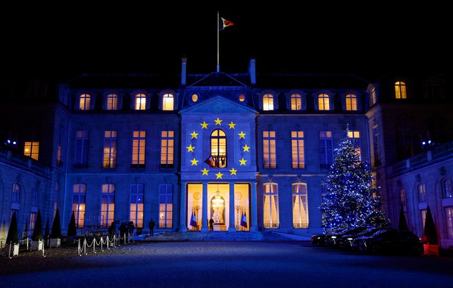 Francoski predsednik Emmanuel Macron si želi dialog EU in Rusije o novi varnostni arhitekturi na stari celini. FOTO: Gonzalo Fuentes/Reuters
