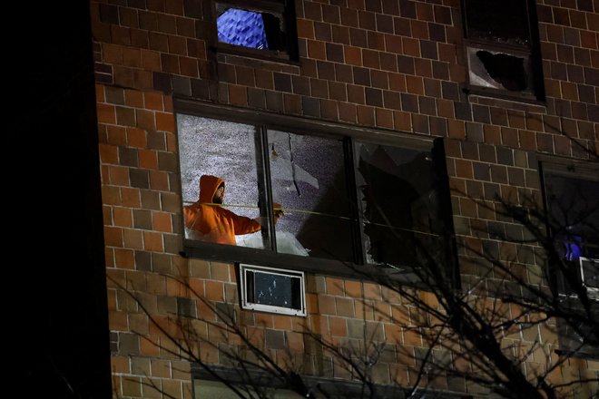 Gasilci so našli trupla in reševali ranjene v tako rekoč vsakem nadstropju poslopja. FOTO: Andrew Kelly /Reuters
