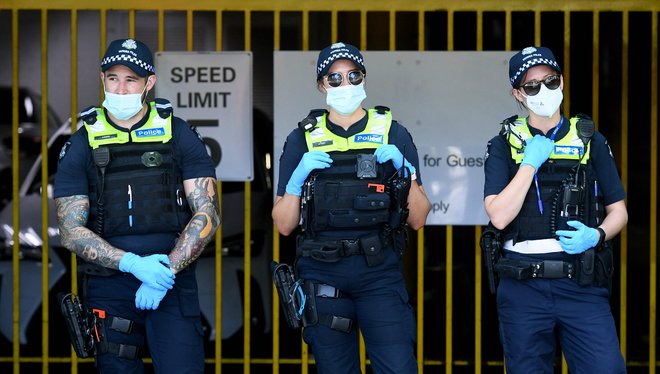 Policija je varovala vhod v hotel Park, kjer so nastanili Đokovića. FOTO: William West/AFP
