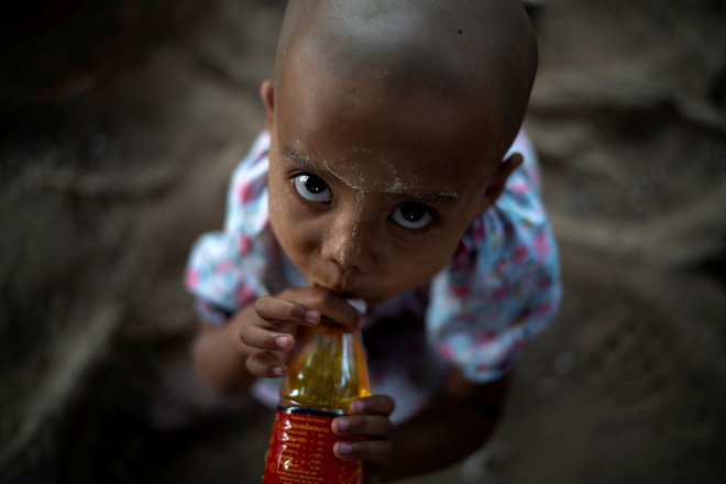 Portret Rohinga deklice, hčerke migrantov v bližini tajsko-burmanske meje v Mae Sotu na Tajskem. Foto: Athit Perawongmetha/Reuters

&nbsp;
