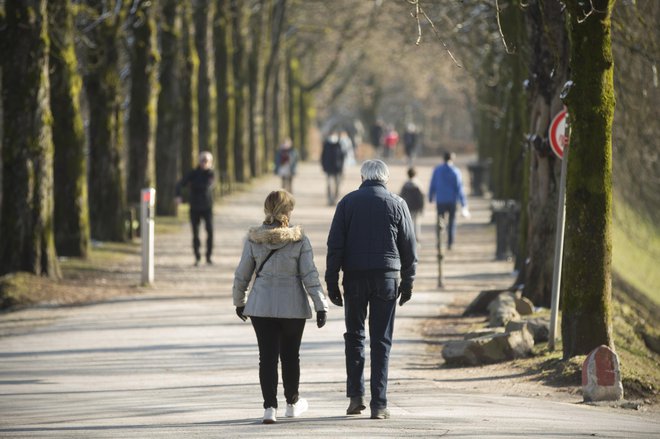 Okužbe s koronavirusom se pospešeno širijo. FOTO: Jure Eržen/Delo
