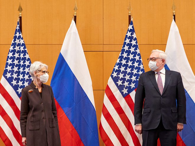 Pogovori med namestnikoma ameriškega in ruskega zunanjega ministra Wendy Sherman in Sergejem Rjabkovom so bili &raquo;zapleteni, globoki in konkretni&laquo;. Foto Denis Balibouse/Reuters

