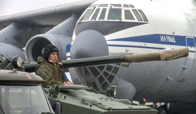 This handout picture taken and released by the Russian Defence Ministry on January 9, 2021 shows a Russian combat vehicle driver waiting at an airfield after a military cargo plane landing in Almaty, Kazakhstan. - More than 5,000 people have been arrested in Kazakhstan over the riots that have shaken Central Asia&#39;s largest country in the last week, Kazakh authorities were quoted as saying January 9, 2022. In total, 5,135 people have been detained for questioning as part of 125 separate investigations into the unrest, according to the interior ministry quoted by local media. (Photo by Handout/Russian Defence Ministry/AFP)/RESTRICTED TO EDITORIAL USE - MANDATORY CREDIT &quot;AFP PHOTO/Russian Defence Ministry &quot; - NO MARKETING - NO ADVERTISING CAMPAIGNS - DISTRIBUTED AS A SERVICE TO CLIENTS Foto Handout Afp
