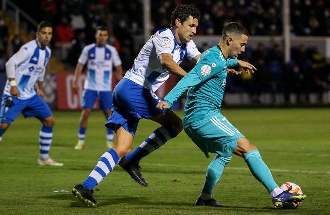 Eden Hazard (z žogo) je navijače Reala nazadnje razočaral tudi na pokalni tekm iz nižjeligašem Alcoyanom.&nbsp;FOTO:&nbsp;Jose Jordan/AFP
