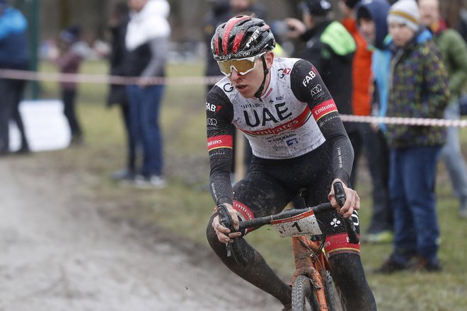 Tadej Pogačar se je konec decembra udeležil tudi dirke v ciklokrosu. FOTO: Leon Vidic/Delo
