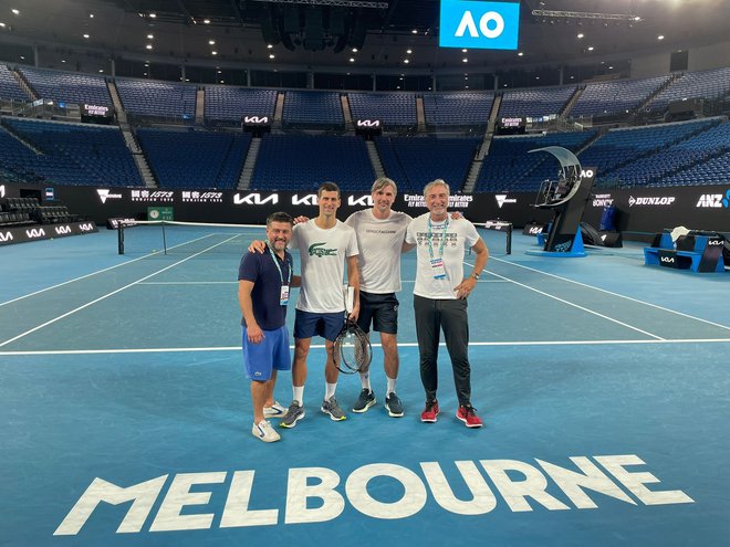 Novak Đoković se je po zanj ugodni razsodbi s člani ekipe nemudoma odpravil na prizorišče uvodnega turnirja sezone za grand slam. Foto Twitter
