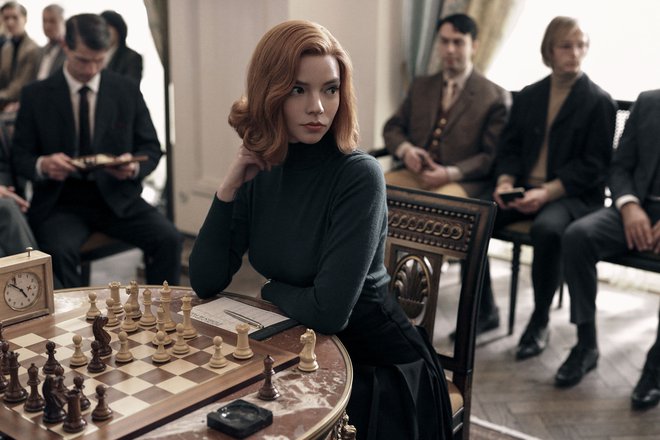 Anya Taylor-Joy kot Beth Harmon v nadaljevanki Damin gambit, ki je 38 let star istoimenski roman vrnila na lestvice najbolje prodajanih knjig. FOTO: Charlie Gray/Netflix
