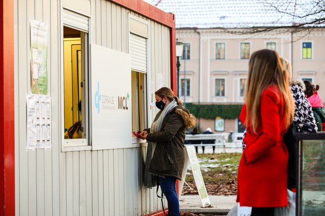 Minister za zdravje pravi, da bo potreba po testiranjih po vrhu petega vala manjša, zato potem testi ne bodo več plačani iz proračuna. FOTO: Črt Piksi/Delo
