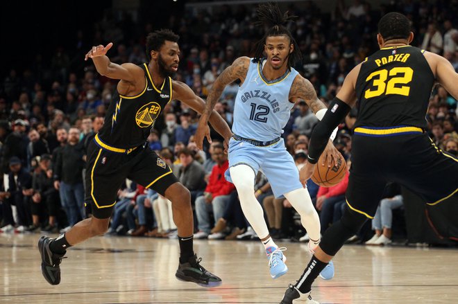 Ja Morant prodira ob Andrewu Wigginsu na obračunu v&nbsp;FedExForumu&nbsp; vTennesseeju. FOTO: Petre Thomas/USA TODAY Sports
