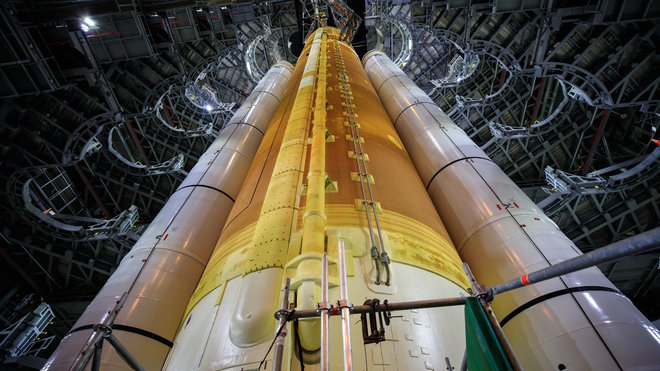 SLS bo najmočnejša raketa, ki jo je zgradila Nasa. Prekosila bo celo legendarno raketo saturn V, s katero so astronavti konec 60. let prejšnjega stoletja prvič osvojili Luno. FOTO:&nbsp;Nasa/Frank Michaux
