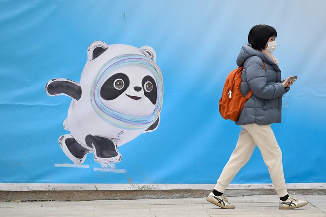 Bing Dwen Dwen, maskota ZOI 2022,&nbsp;ob vhodu v pekinško&nbsp; veleblagovnico. FOTO: Wang Zhao/AFP
